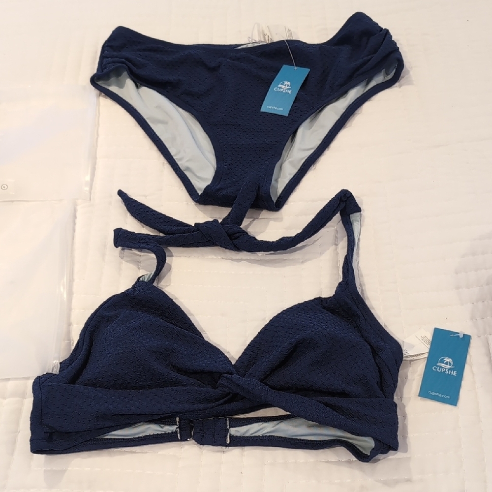 Cupshe Navy Blue Women's Bikini Set. BOTTOMS LARGE. TOP MEDIUM